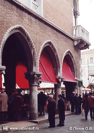 Мерчендайзинг рыбы и морепродуктов - Рыбный рынок в Венеции.