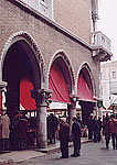 Мерчендайзинге рыбы и морепродуктов. Рыбный рынок в Венеции.